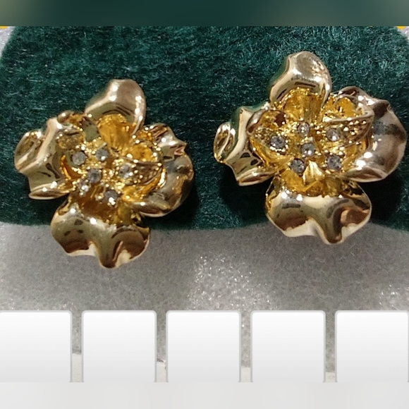 Vintage Crystal Clip-on Earrings - Picture 12 of 15